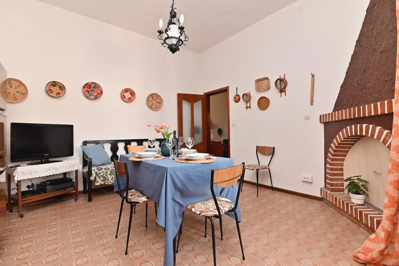 Izzhome Coloniale Pula Italy